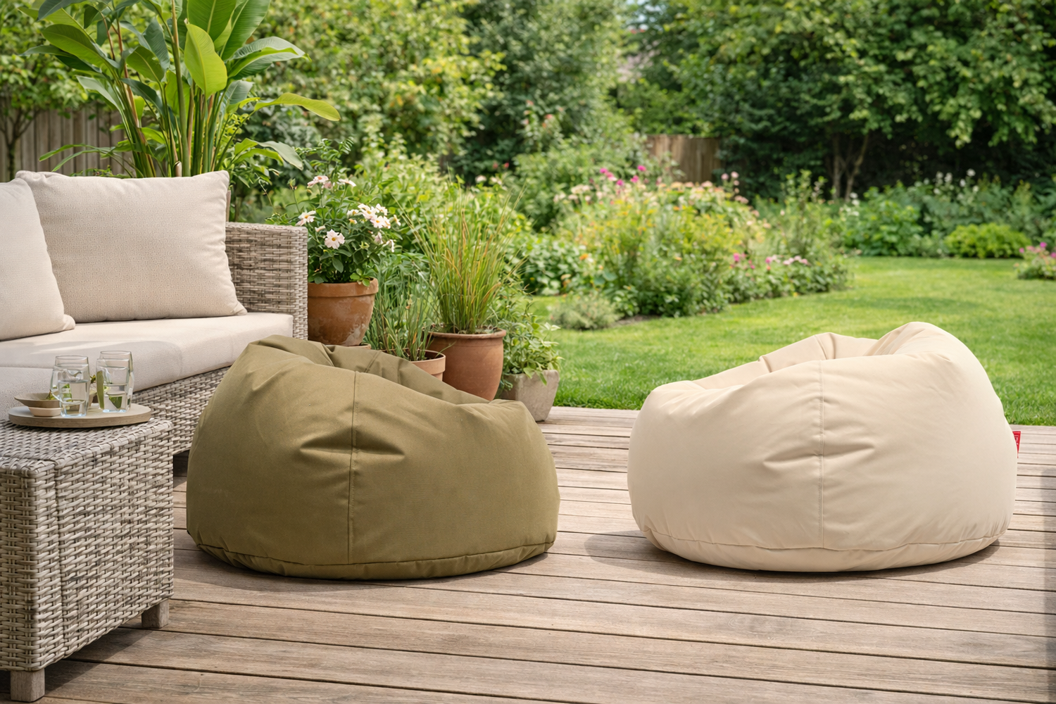 Come scegliere un pouf da esterno? Guida ai mobili da giardino durevoli