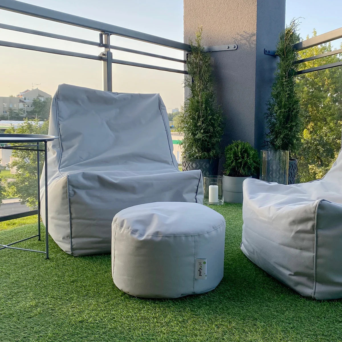 Pouf da esterno Ecopuf collezione Outdoor su terrazza soleggiata
